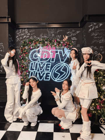 ILLIT「CDTV」でヒット曲「Almond Chocolate」を披露…多様なポイントダンスで魅力をアピール