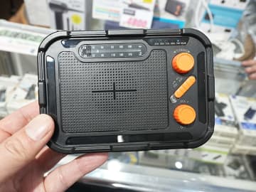 ソーラー・手回し充電対応の多機能ラジオが4,800円