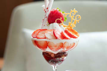 ホテルオークラ福岡”苺”主役の冬限定パフェ、苺メレンゲやピスタチオアイスを忍ばせて