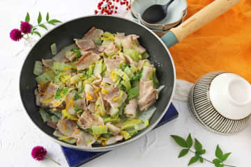 切って重ねるだけ！「豚バラと白菜のゆず塩バター煮」がさっぱりおいしい♪