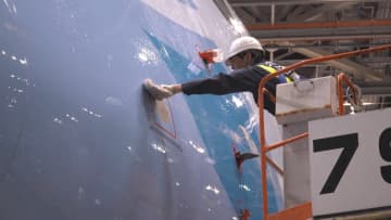 【密着】真夜中の成田空港　点検・清掃のプロ技！年末年始を前に“安全確認”　高さ24ｍ超大型機を洗浄