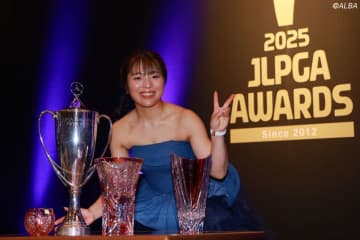 個人3冠の佐久間朱莉は豪華ドレスで登場　師匠・ジャンボからの“ムチ”が糧に「来年はメジャー制覇を」