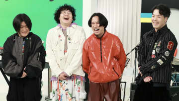 マカロニえんぴつ “夕方5時のチャイム”から、まさかの“ステラおばさん”まで！異色のコラボを連発&最新曲『パープルスカイ』生披露