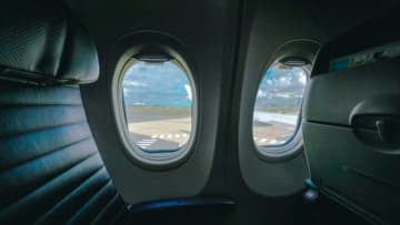 「私は飛行機大好きオバサン。フライトの時に窓から手を振ったら、外にいる整備士さんたちが強めに...」（大阪府・50代女性）