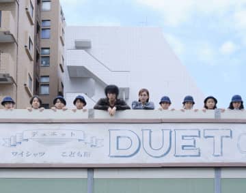幾田りら＆ZICO、コラボシングル「DUET」コンセプトフォト公開　対照的な雰囲気のふたりが群衆の中で佇む