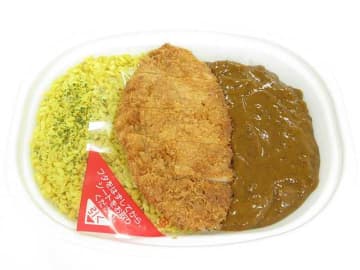 カレー風味のバターライスにロースカツをのせて、スパイシーなカレーソースをかけて1,008kcal! セブン‐イレブンが「ドライカツカレー」を本日16日(火)発売