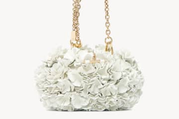 クロエ“まるで花束”なプリーツレザーバッグ、輝くゴールドチェーンで