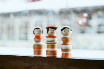 新しい津軽こけし「ルビンのこけし フレンド」限定カラー登場　1月29日（水）より初のオンライン販売を開始