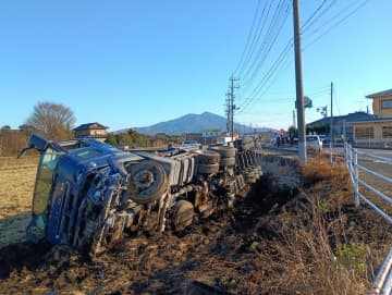 【更新】大型トレーラー、車線はみ出し衝突　5台絡む多重事故　女性2人重軽傷　茨城・筑西