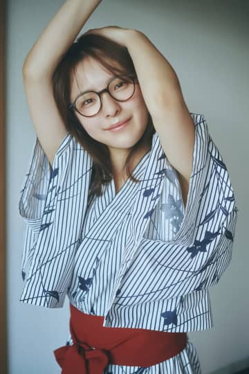 NGT48大塚七海、初写真集先行カット公開 浴衣×眼鏡の“寝起き感”