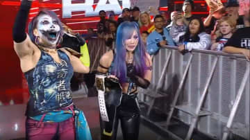 【ＷＷＥ】アスカとカイリが女子タッグ王座防衛へ卑劣　花道を歩くイヨ＆リプリーを襲撃