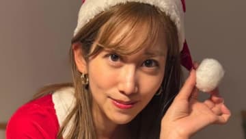 元NHKアナ・中川安奈 ミニスカ姿の人生初サンタコスプレで美脚を披露！ウィンク＆楽しそうな笑顔のショットに「今年1番のサンタ確定」
