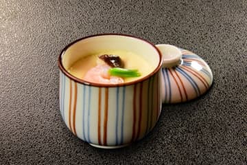 料理人・笠原将弘”フライパンで作れる”『茶碗蒸し』が話題！和食のプロが伝授する秘蔵レシピに主婦も大注目「ホッとする味わいですね。思ったより簡単だ！」「あさり出汁の茶碗蒸し…美味しそう！」