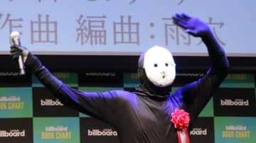 覆面ホラー作家・雨穴 白いお面は薬局の紙粘土で自作！「これが割れたらもう私は終わりです」 70万部突破『変な地図』授賞