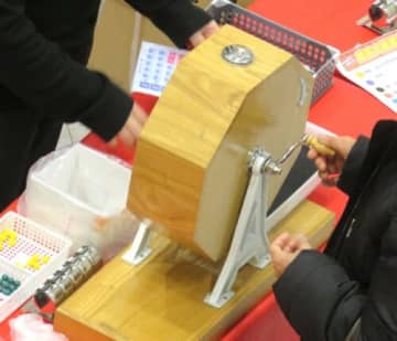 年末のお楽しみ企画！ラッキーガラポン＆サイコロdeおもちプレゼント開催☆【フェリエ南草津】