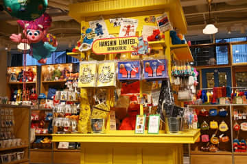 虎＆たこ焼きコスが人気…梅田のセサミストリートマーケット、週末は入場制限も