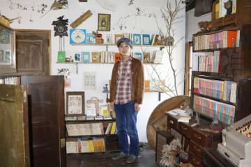 畑の真ん中にたたずむ農家の本屋　岩波少年文庫1200冊は「日本一」