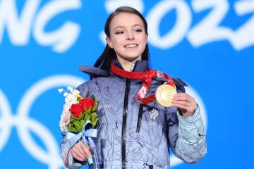 21歳になった北京五輪フィギュア女王が美しい自撮り…クリスマス雰囲気のモスクワ街で白肌チラリ「天使降臨」「最高の宝物」