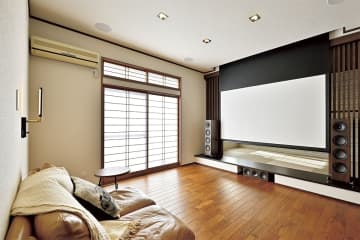 スクリーンを下ろせば和室がホームシアターに変身！ ユニークな機器レイアウトに注目