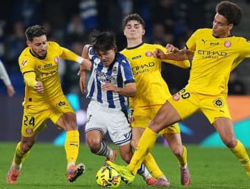 「加入以来、最悪」「怪我は過去の話」ついに監督解任…チームと共に不調が続く久保建英にソシエダ番記者が苦言。痛恨の決定機逸に「タケのような一流には許されない」【現地発】