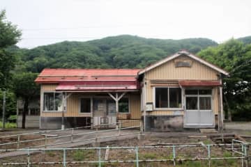 「木造駅舎の駅」がまた姿消す。仁山駅を廃止、「貨車駅舎」二股駅も