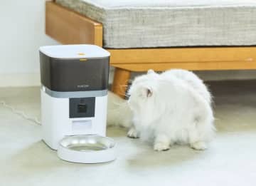 アプリ連携で愛犬・愛猫を見守る、カメラ付きWi-Fi自動給餌器をエレコムが発売