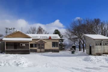 「木造駅舎の駅」がまた姿消す。仁山駅を廃止、「貨車駅舎」二股駅も