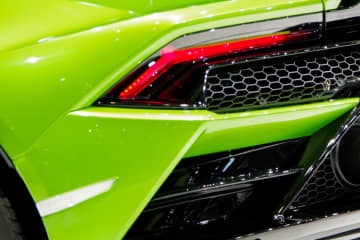 ランボルギーニが “直線” でコントロールを失い『フェンス』に突っ込む大事故 ネットでコメント殺到し話題に「ツインターボって。。ただの直線番長やん…」「高級車を粗末に扱うことがステータスなんかね」