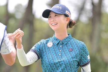 「綺麗すぎる」「可愛い！！！」女子プロが揃って絶賛…肩出しモデル風衣装で決めた金澤志奈