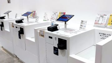 セルフレジは「有人レジ」に戻すべき？見つめ直される有人レジやセミセルフレジの長所