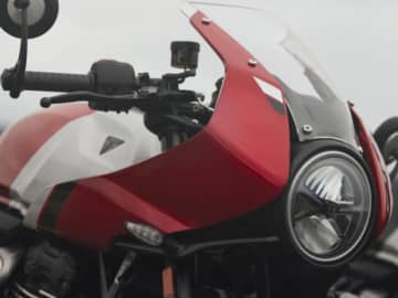 トライアンフから400cc新型2モデル登場！　Thruxton 400＆Tracker 400発表