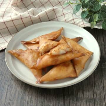 パクっとつまめてパーティーにぴったり！「じゃがいもと明太子の春巻き」