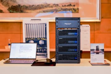 MINISFORUM、MS-S1 MAXを4台連結して“非蒸留”のDeepSeek-R1 671Bを駆動