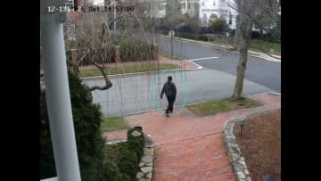 米ブラウン大学銃撃、参考人の新たな映像を公開　事件前に「現場を下見」