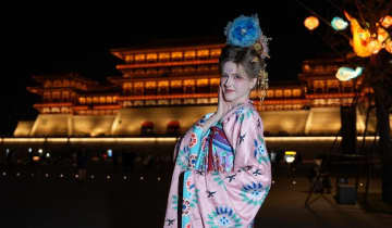 気分は時代劇俳優、外国人客の間で漢服体験が流行　中国・洛陽市