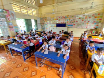 ヤヨイサンフーズ カンボジア小学校支援 今年も文房具など寄贈