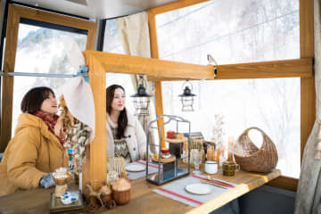 特製ゴンドラで標高1300mへ、谷川岳ヨッホが雪景色を楽しむ「空中ピクニック」開始