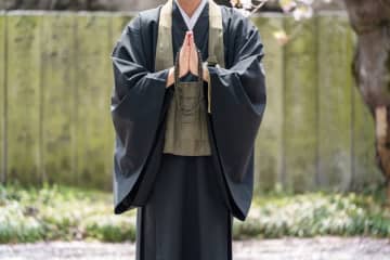 立派な本堂を構える「お寺の住職」。プライベートの時間が少ない忙しい仕事に見えますが、年収はいくらくらいなのでしょうか？