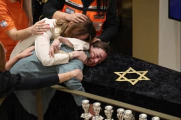 悲しみに包まれるオーストラリア、ビーチ銃撃事件犠牲者の葬儀始まる