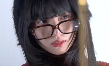 人気モデルがショーウィンドウで”リアルマネキン”に！「目が乾きまくった」「腰がつった」などの悲鳴