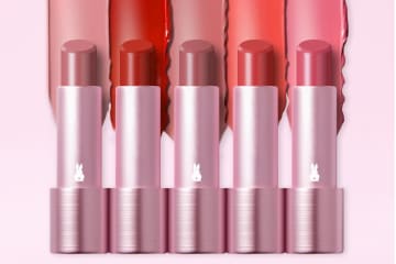 ファミュ2026年春コスメ、ブランド初のカラーコスメ“花の香り”のリップスティック誕生