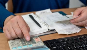 77歳の母と同居をするにあたり「年金」「貯金」はすべて管理したいです。高齢の母は「自分で管理できる」と言いますが、問題が起きないでしょうか…？