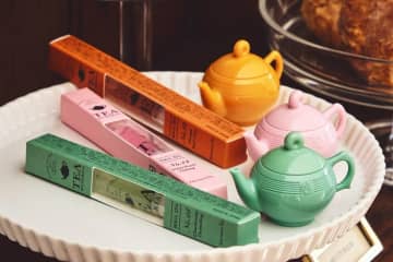 アフタヌーンティー・リビング“紅茶の香り”フレグランス、チャーム付きリップやティーポット入りバーム