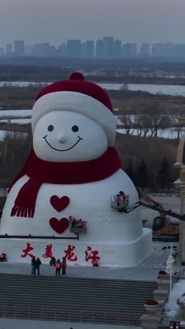 巨大雪だるま、今年も登場　中国黒竜江省ハルビン市