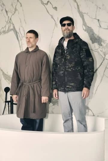 スリーフォード・モッズ、ライフ・ウィズアウト・ビルディングスのスーを迎えた新曲をMVとともに公開