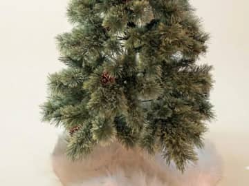 下半分は飾りがないクリスマスツリー　理由に「笑った」「我が家も同じです」