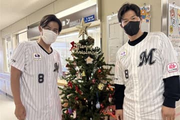 ロッテ中村奨吾、こども病院を訪問「試合に出て元気を届けたい」　今江氏とともに寄付も