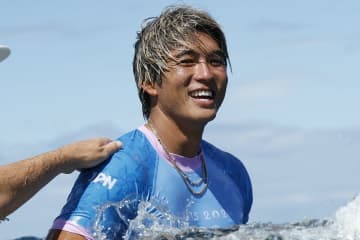 「ホントに初めて？」「嘘だろ」サーフィン界のスターが北海道ニセコに降臨！ 初挑戦した“衝撃滑走”に驚きの声「凄すぎ！」