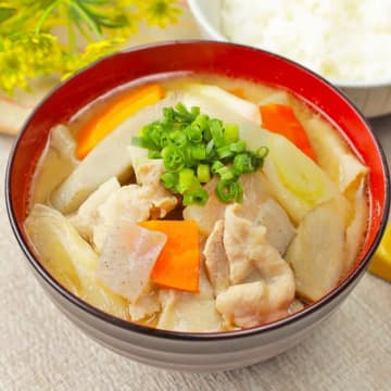 【豚汁にスプーン1杯入れてみて】「一瞬でコクうま」「寒い日に最高」豚汁が本格派になる簡単裏技レシピ