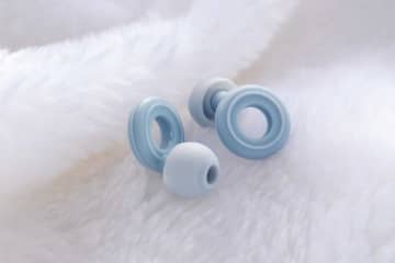 QoA、シリコン製で丸洗いできるライブ用耳栓。就寝時にも